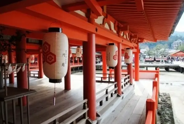 朱塗りの社がとっても綺麗