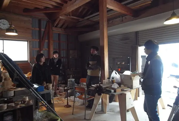 漆器のストーリーなどを語る酒井さん