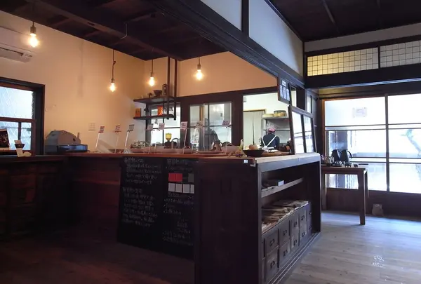 古民家をリノベーションした店内