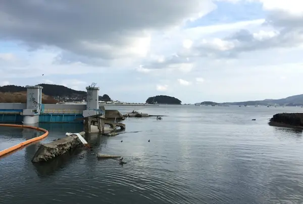 壊れた水門