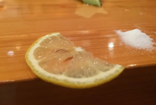 指先を