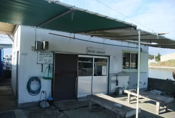 対岸の岡崎待合所