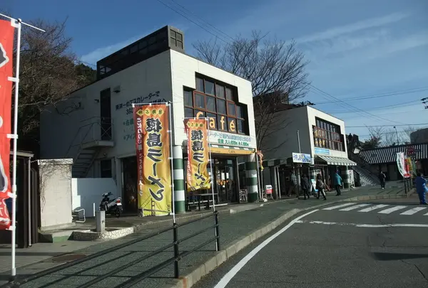 ここにも「鳴ちゅるうどん」ののぼりが・・・