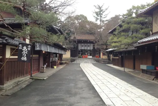 境内の前には…