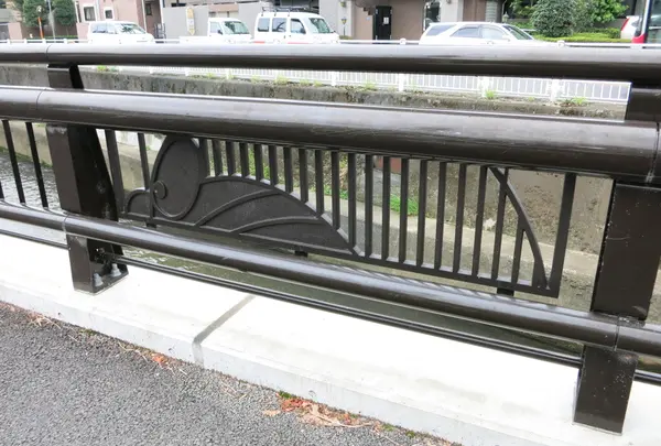 橋の柵にもドラえもん