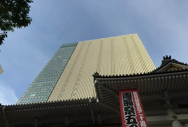 伝統の歌舞伎座の上に