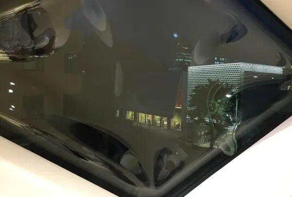 プラダの窓から見た姿