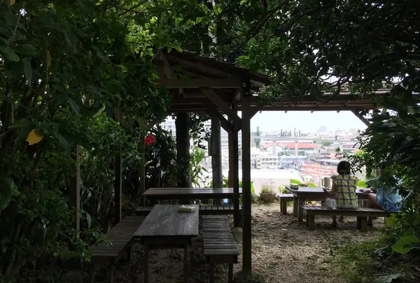 外で食事