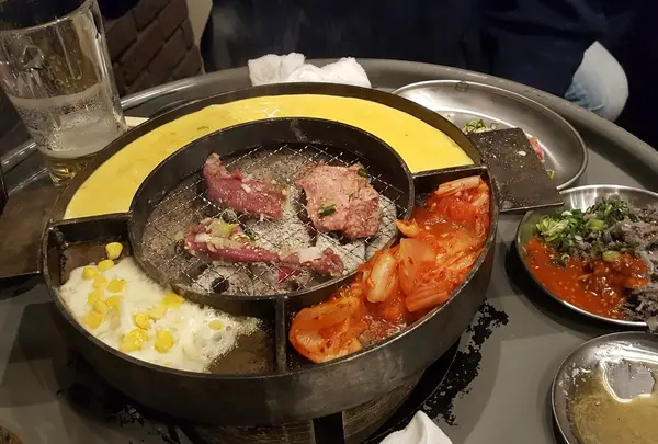 お通しのキムチ、玉子焼き、チーズ