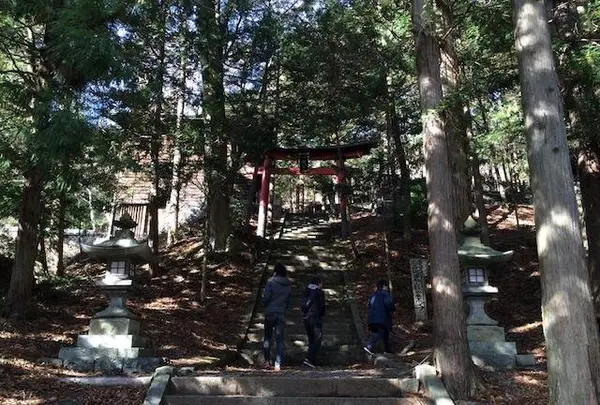 八幡宮へつづく石段