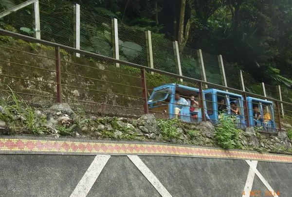 トロッコでさらに奥地へ