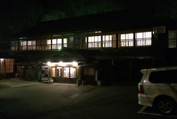 夜の外観