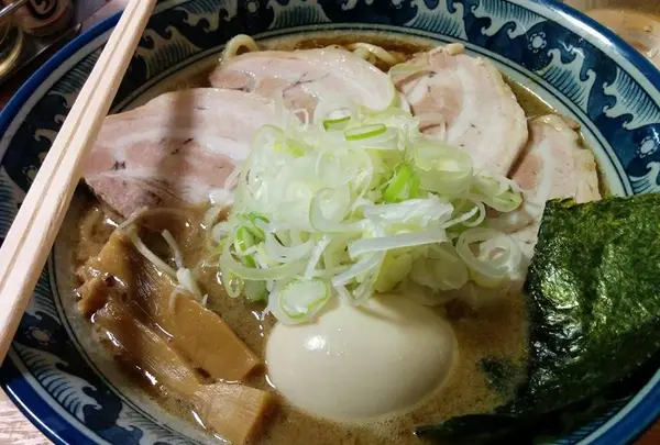 定番の中華そばをお試しあれ