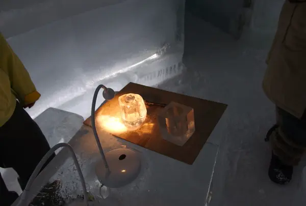 まずは氷のコップを作る