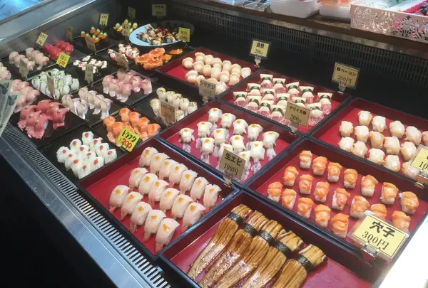 お寿司はこんな感じで売られています１
