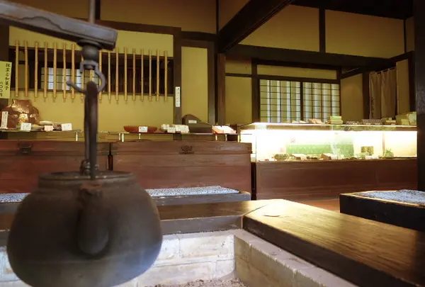 広いお庭で和菓子