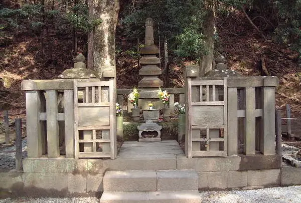 源頼朝の墓