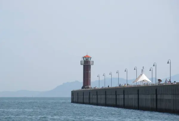 高松港玉藻防波堤灯台(赤灯台)