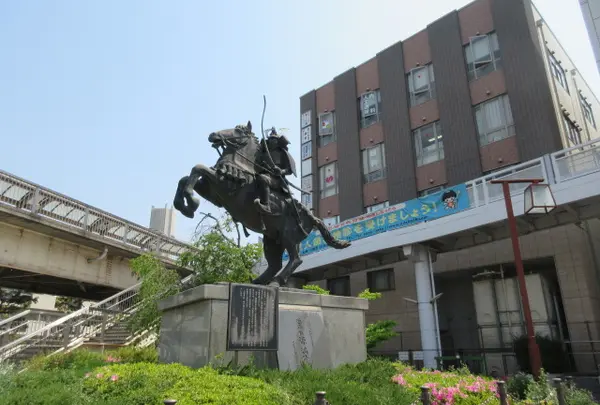 源満仲像