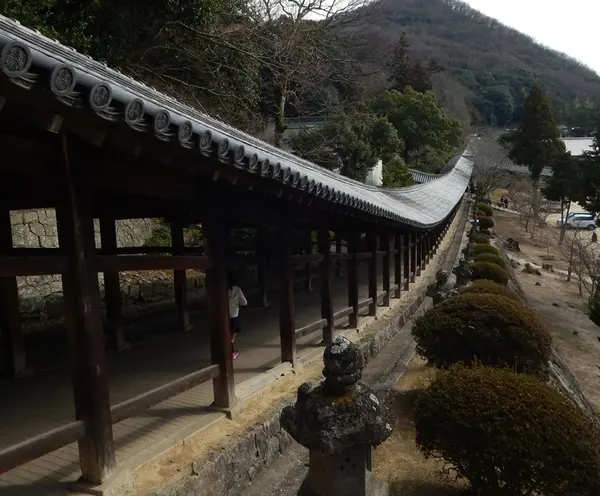 一直線にのびる廻廊