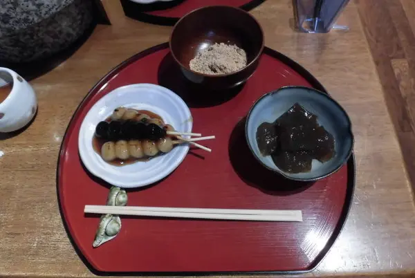 黒豆みたらし団子とわらびもち