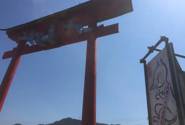 ちょっと入れにくいお賽銭箱