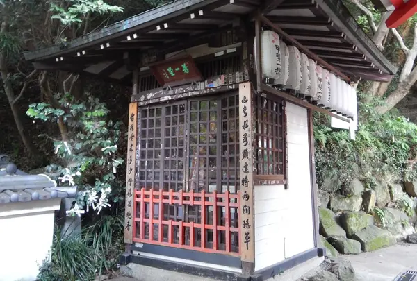 「耳なし芳一」を祀る芳一堂