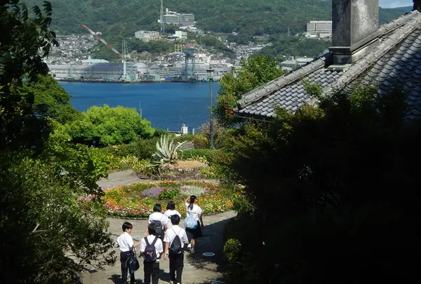 洋館の向こうに広がる海