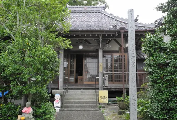 間口より奥が深い境内