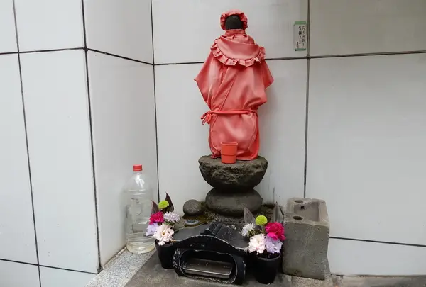 ビル前のお地蔵さん