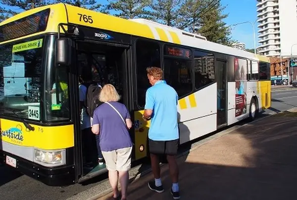 バス停: バーレーヘッズ    Burleigh Heads Bus Stop