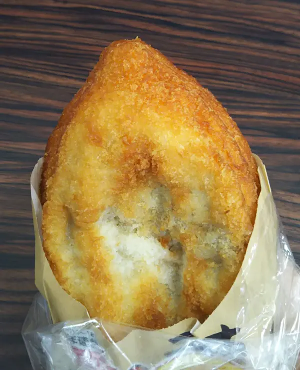 カレーパンがラグビーボール