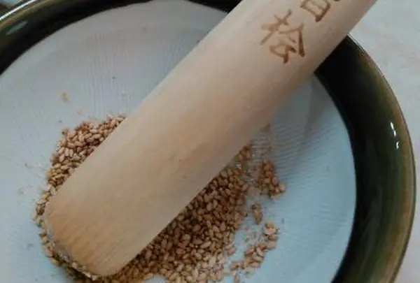 ゴマをする。
