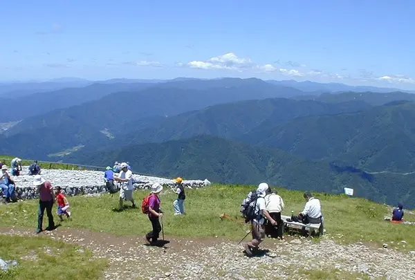 山頂はなだらかな丘みたい
