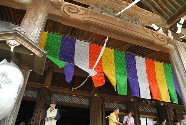回向柱から建物内へ続く紐