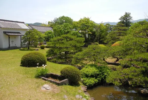 中央は広い庭になっている