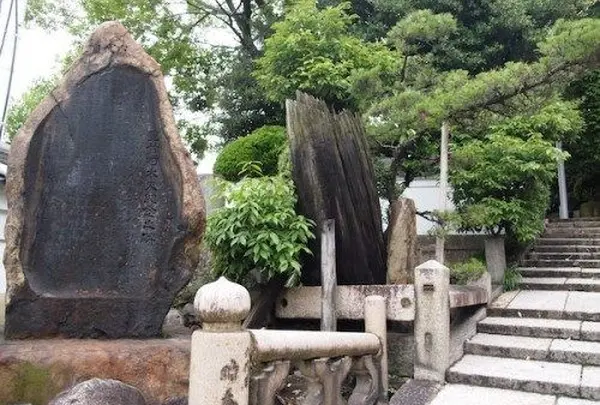 家康が隠れたと伝わる「霧降りの松」