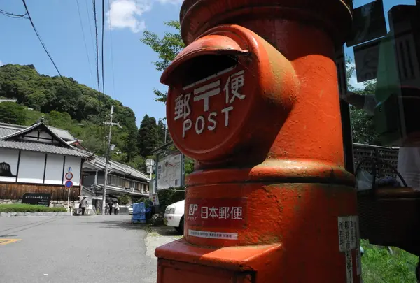 赤いポストがよく似合う