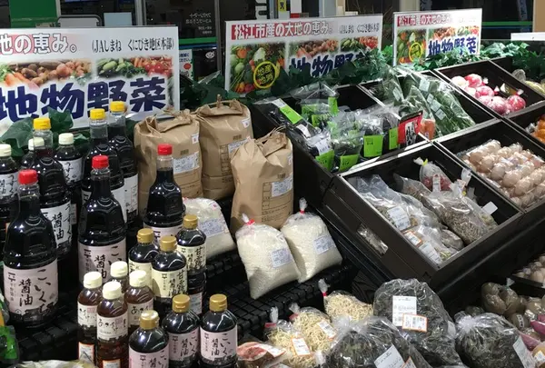 地元の野菜や特産品が買える