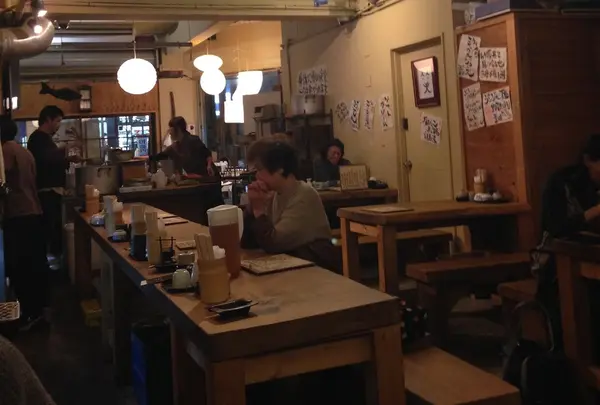 昭和な感じの店内