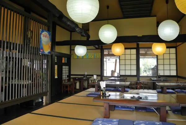 民芸風の落ち着いた店内