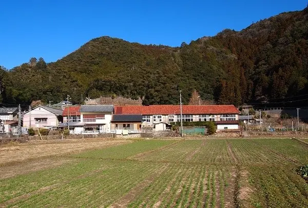 赤い屋根の校舎