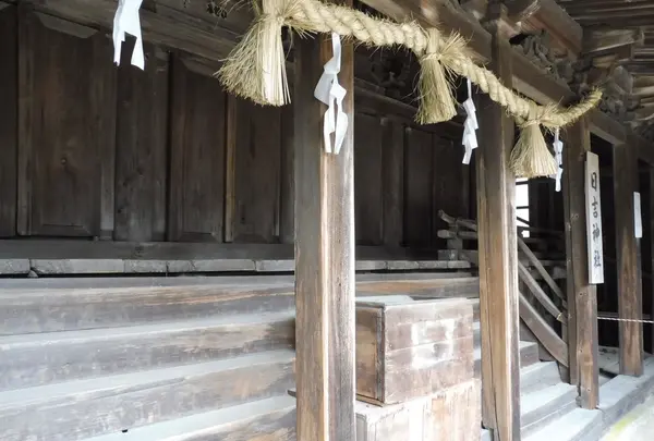 質素（？）な日吉社も…。
