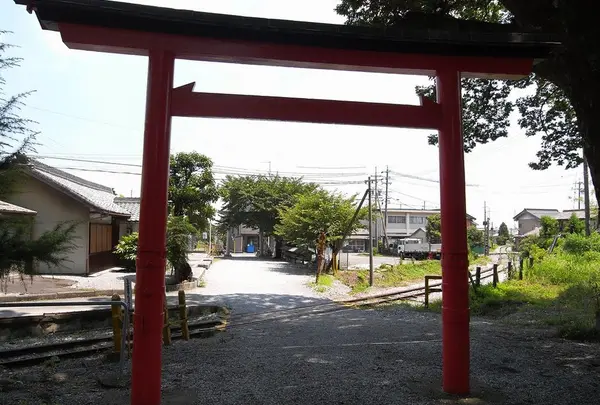 石引神社を横切る貨物列車