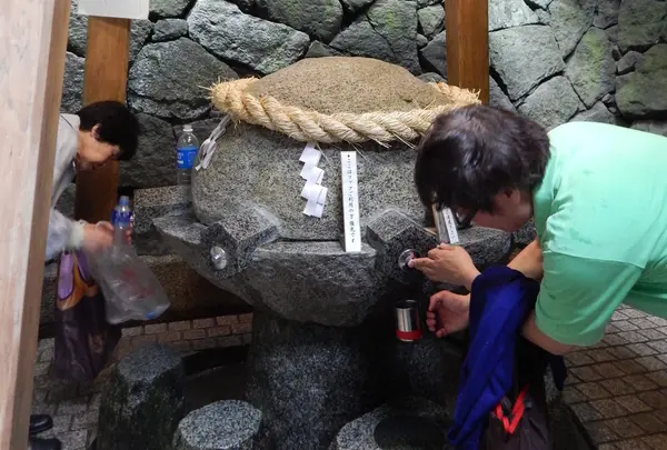「薬井戸」のご神水をいただく