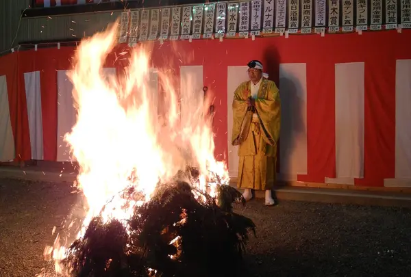 最初に火が焚かれます