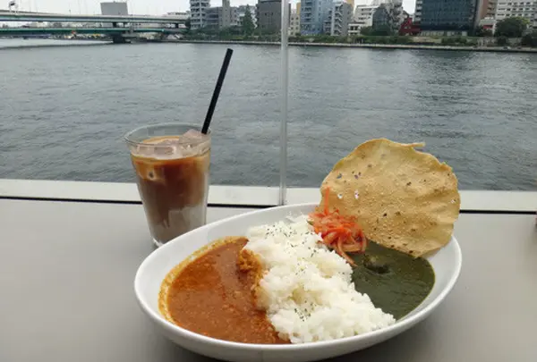 テラスからは隅田川が