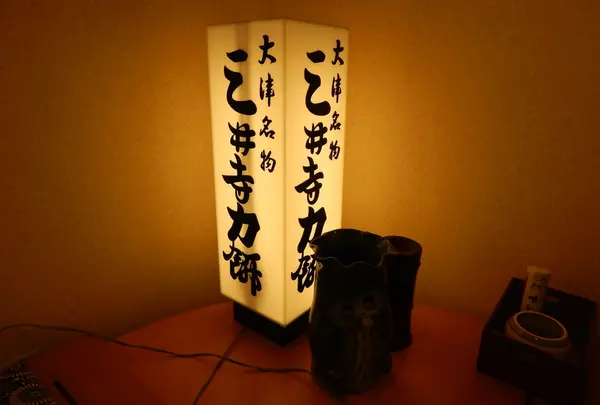 奥に喫茶スペースが