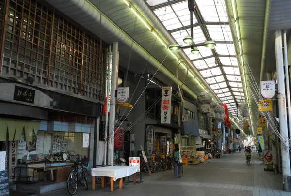 古い店が並んでいます