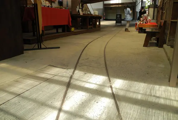 土間には線路がある